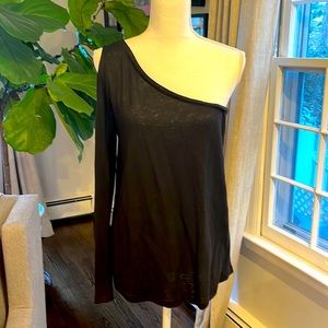 Sanctuary linen cold shoulder asymmetric single sleeve top. Like new size M